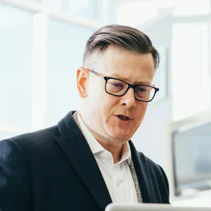 male-use Pexels by LinkedIn Sales Navigator